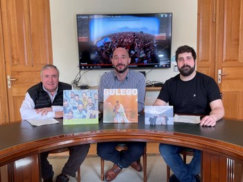 Imagen de la presentación de los conciertos estelares de las fiestas de San Juan de 2024. de izq. a dcha.: Patxi Lejardi, concejal de fiestas; Jon Iraola, alcalde de Eibar; y el concejal de Cultura, Andoni Zabala.