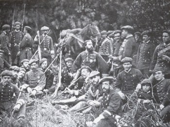 Carlos VII (en el centro) con miembros de su Estado Mayor y soldados durante la Tercera Guerra Carlista. La foto fue tomada, posiblemente, por Gaspard-Félix Tournachon (Nadar) y publicada en 1880-1890 como postal de propaganda carlista. Foto: Wikimedia Co