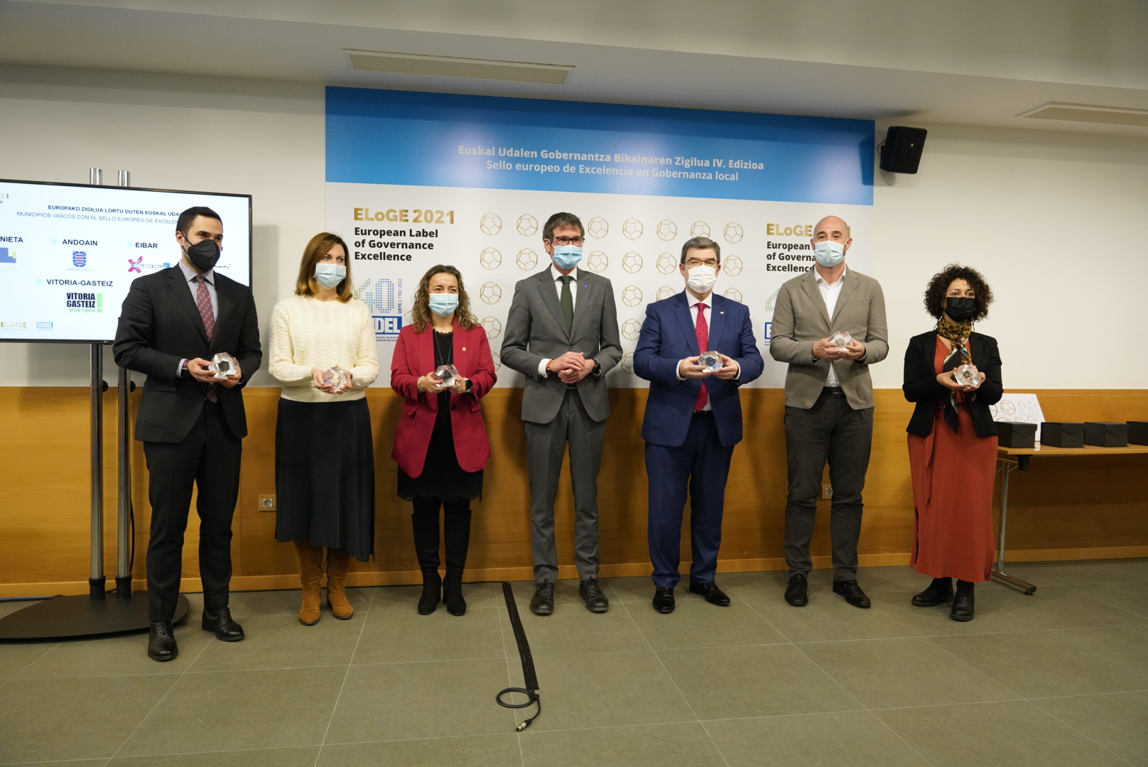 Imagen de los/as epresentantes políticos de los municipios reconocidos con el Sello.