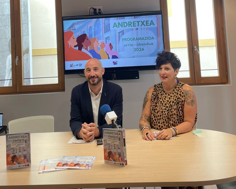 Jon Iraola, alcalde de Eibar, y Sonia Archeli, concejala de Igualdad y Servicios Sociales.