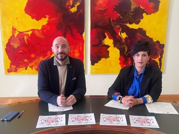 Imagen de la rueda de prensa celebrada para presentar el IV Plan de Convivencia y Diversidad 2024-2028. Jon Iraola, alcalde de Eibar, y Sonia Archeli, concejala de Servicios Sociales.