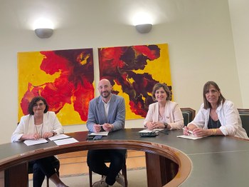 En la imagen, el alcalde Jon Iraola, junto a la concejala de Desarrollo Económico, Empleo e Innovación, Vanesa Hortas, y representantes del comercio eibarrés.