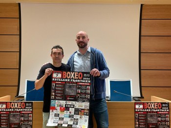 Imagen de la presentación del I Memorial 'Tigre de Amaña' de boxeo. de izq. a dcha.: Montxo Quina, organizador del evento y propietario del Gimnasio TTATT, y Jon Iraola, alcalde de Eibar.