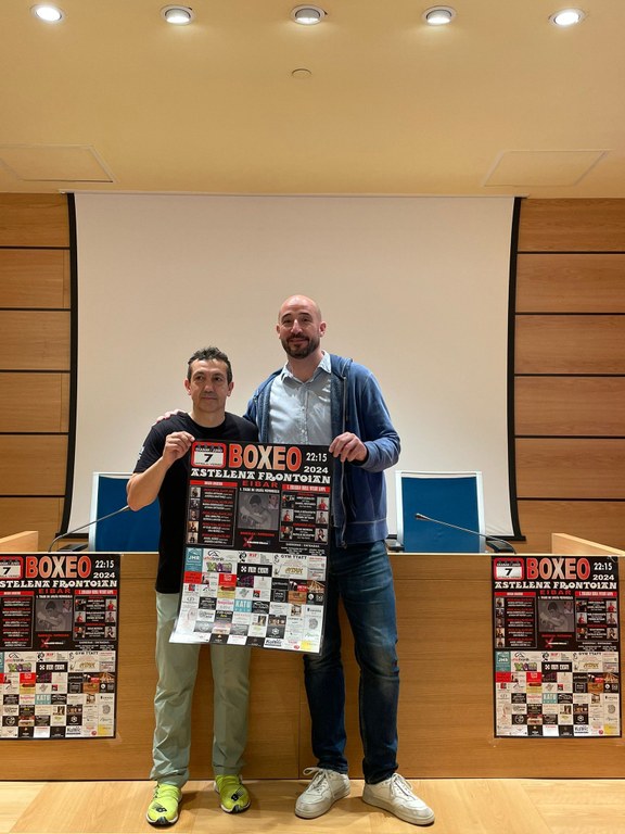 Imagen de la presentación del I Memorial "Tigre de Amaña" de boxeo. de izq. a dcha.: Montxo Quina, organizador del evento y propietario del Gimnasio TTATT, y Jon Iraola, alcalde de Eibar.