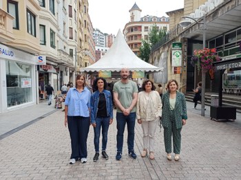 En la imagen, organizadores, autoridades locales y representantes del comercio eibarrés;