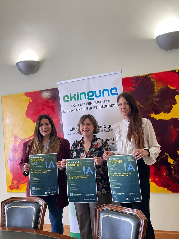 Imagen de la presentación de la VIII edición del "Marketing Day". En la imagen, la concejala Vanesa Hortas; Leticia Sánchez, miembro de la Junta directiva de Ekingune, y Elisa Mangado, directora de la Fundación SD Eibar.