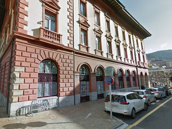 Imagen de la puerta de acceso a las dependencias de Pegora, ubicada en la planta baja de la Casa Consistorial en la plaza de Unzaga.