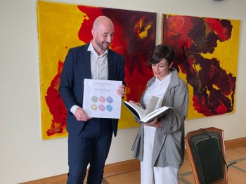 Jon Iraola, alcalde, e Isabel Rodríguez, ministra de Vivienda y Agenda Urbana, en el Ayuntamiento de Eibar.