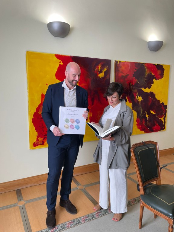 Jon Iraola, alcalde, e Isabel Rodríguez, ministra de Vivienda y Agenda Urbana, en el Ayuntamiento de Eibar.