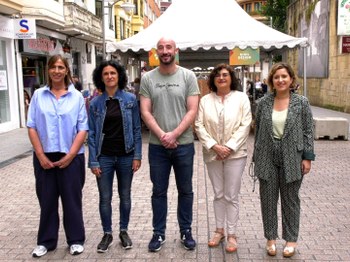 El 'Factoring' de verano se ha puesto en marcha esta mañana, como es habitual, en la calle Toribio Etxebarrria.