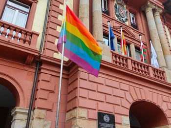 Artxiboko irudia. Eibarko udaletxearen aurrean jarri zen ortzadarraren bandera, Untzaga plazan.