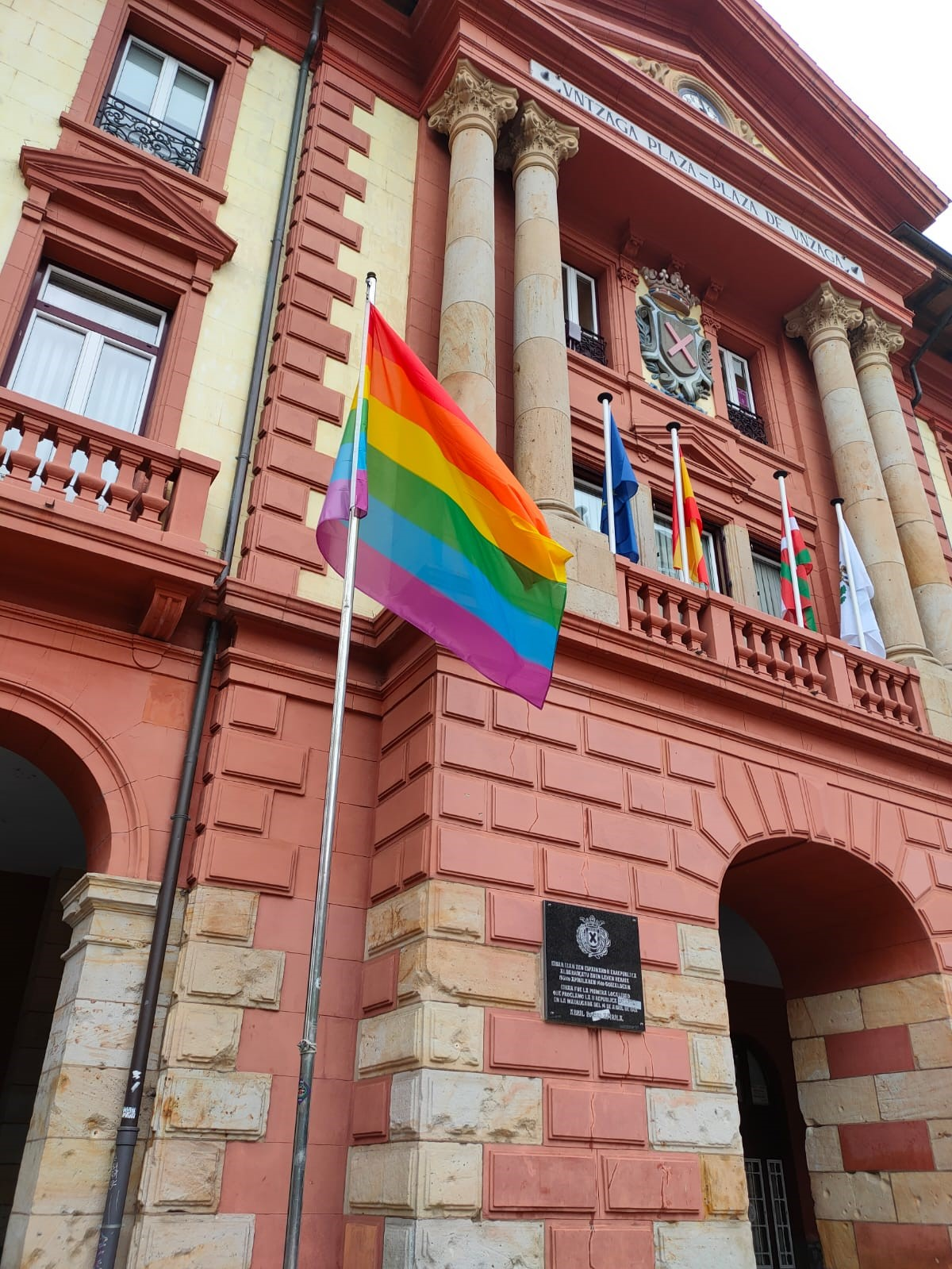 Eibarko Udalak bat egin du Homofobia, Lesbofobia eta Transfobiaren aurkako Nazioarteko Egunarekin